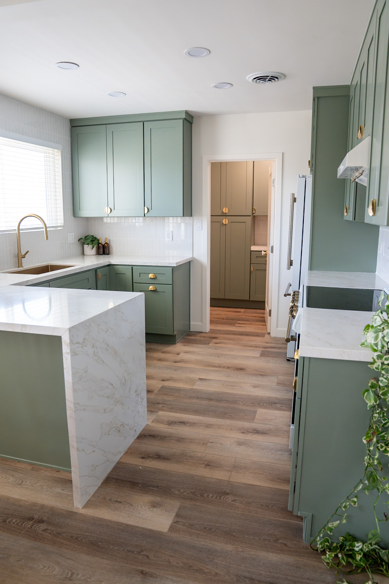 Mid-Century Modern kitchen remodel in Hollywood, CA by Master Kitchen Los Angeles