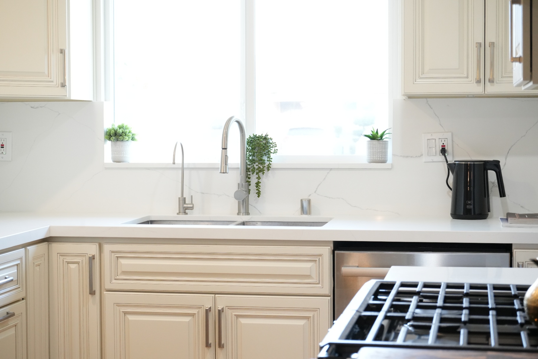 La Puente kitchen — undermount sink, calacatta-look quartz backsplash and brushed nickel faucet