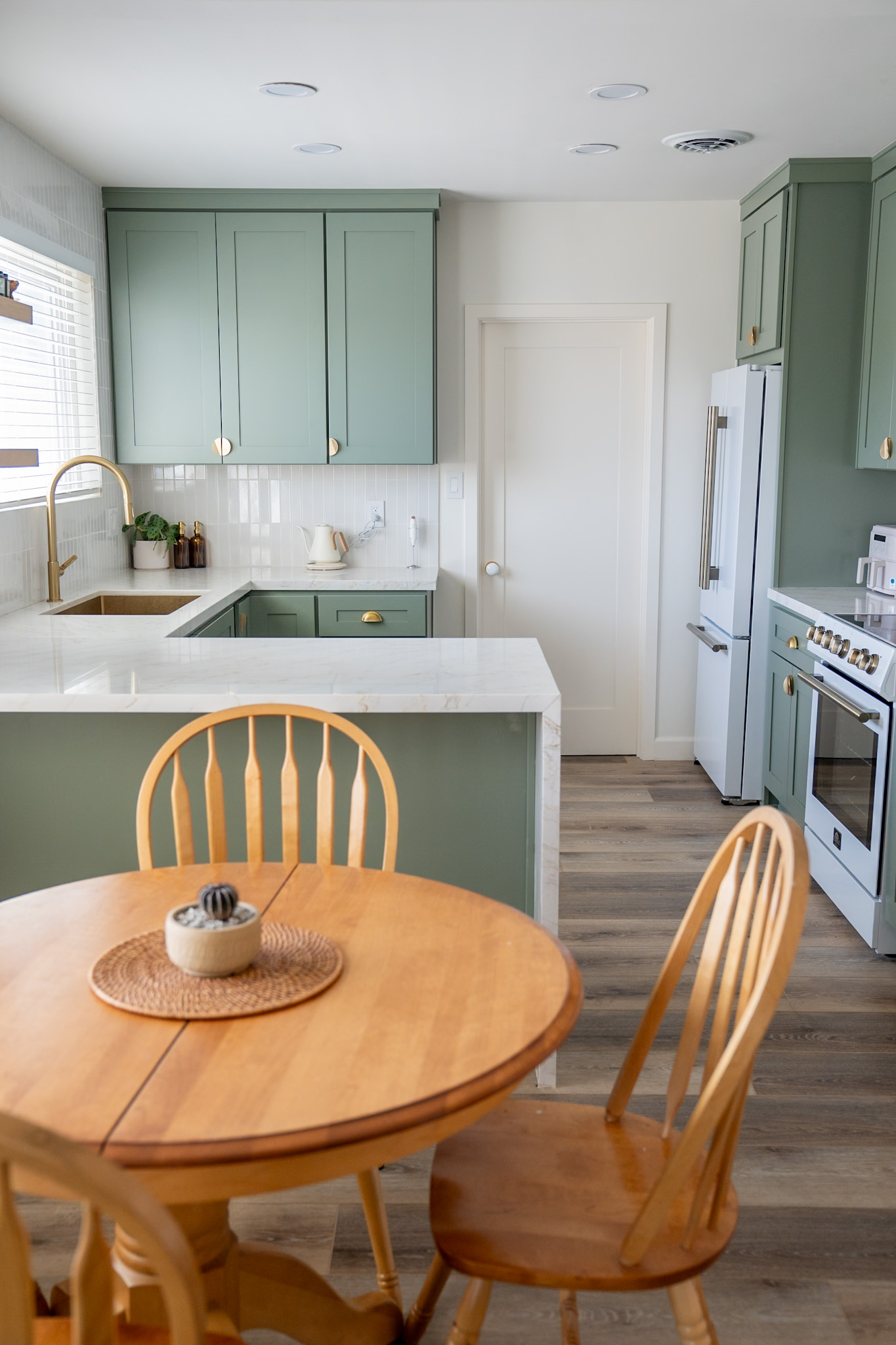 Mid-Century Modern kitchen remodel in Hollywood, CA by Master Kitchen Los Angeles