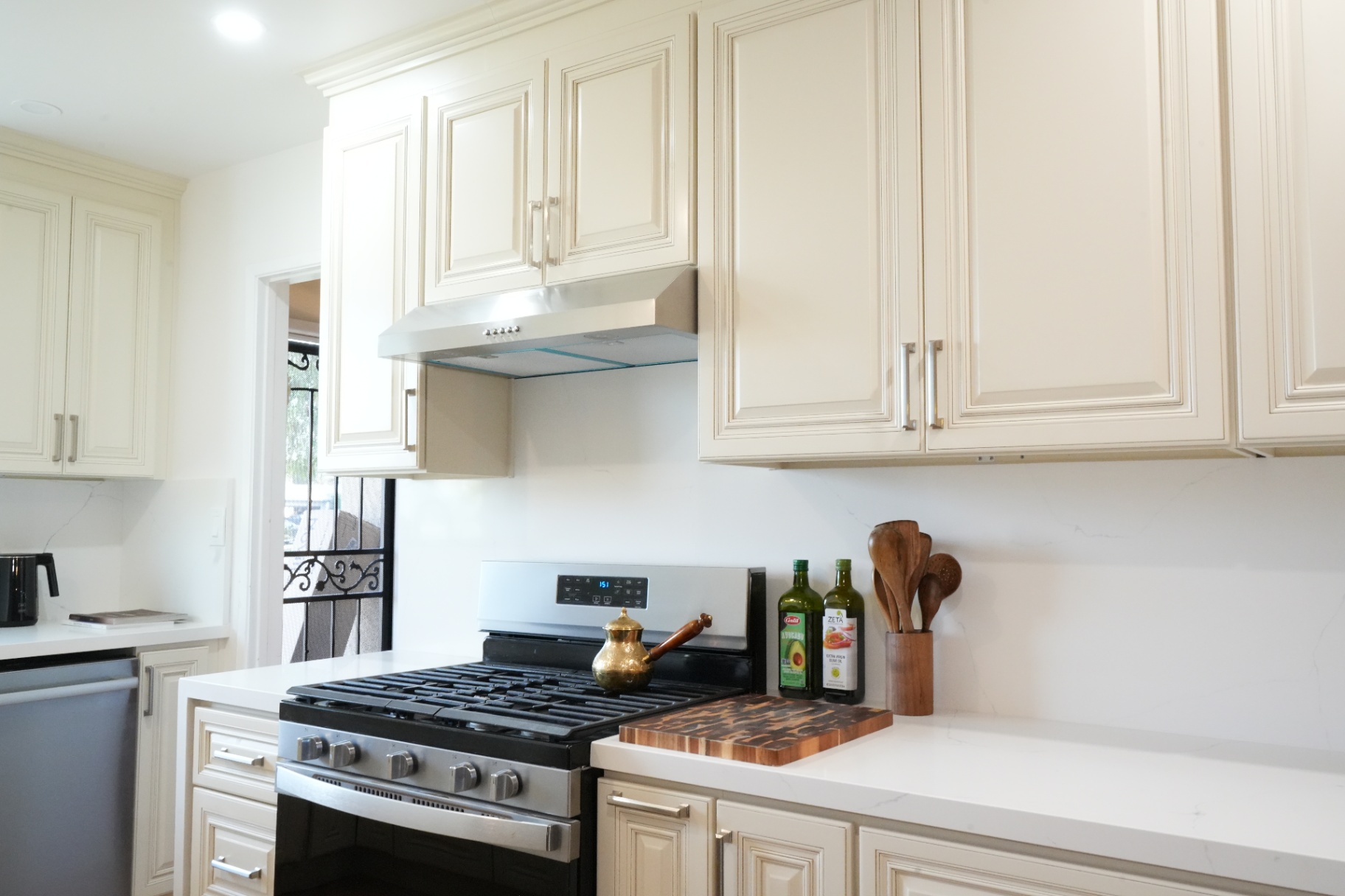 La Puente kitchen range and hood — stainless gas range under stainless under-cabinet hood