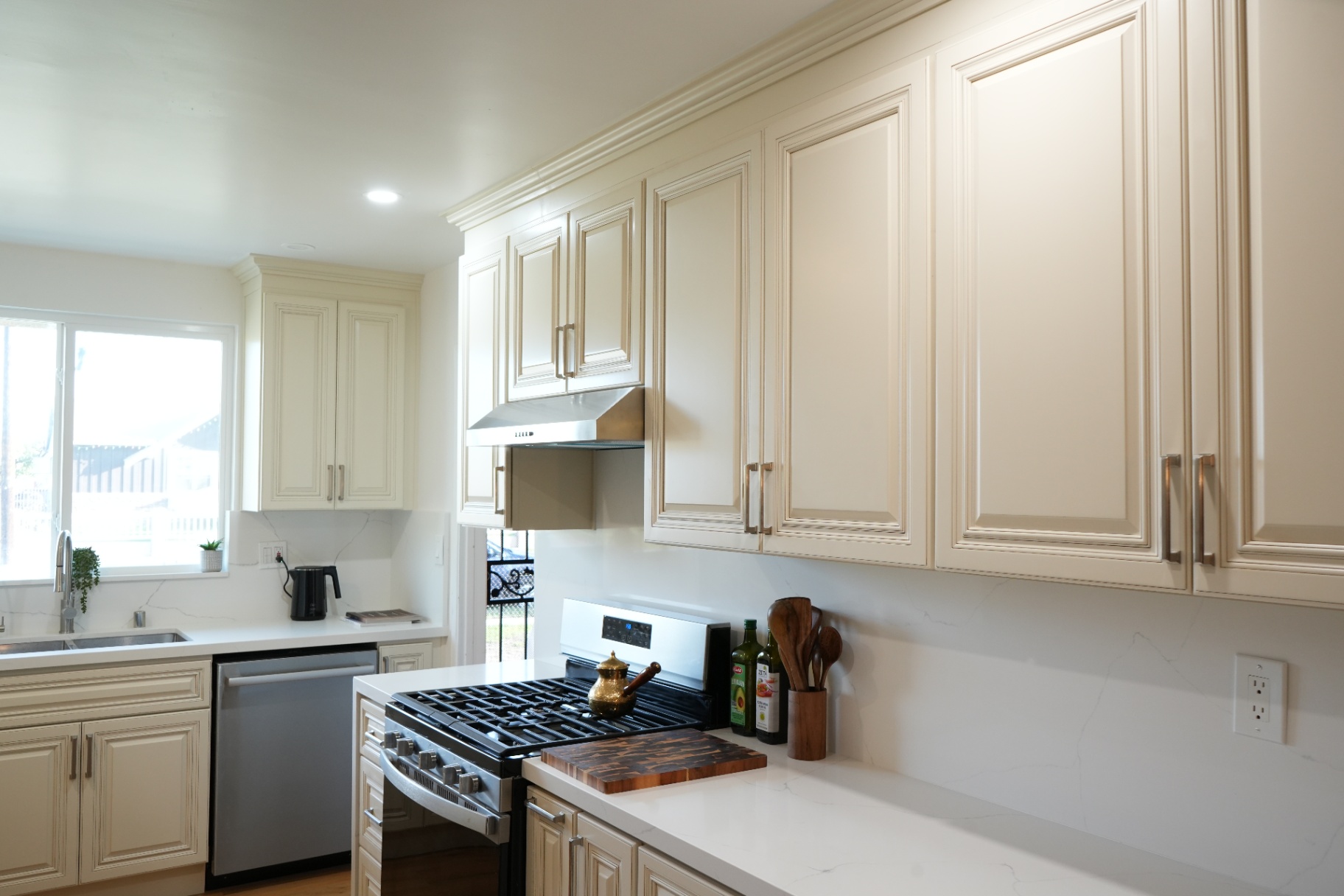 Traditional Raised-Panel kitchen remodel in La Puente, CA by Master Kitchen Los Angeles